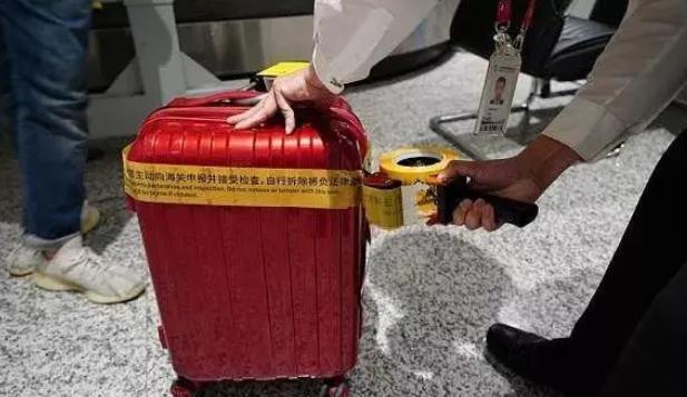 境外回国下飞机查得严吗 (华人回国一下飞机行李就被上锁)