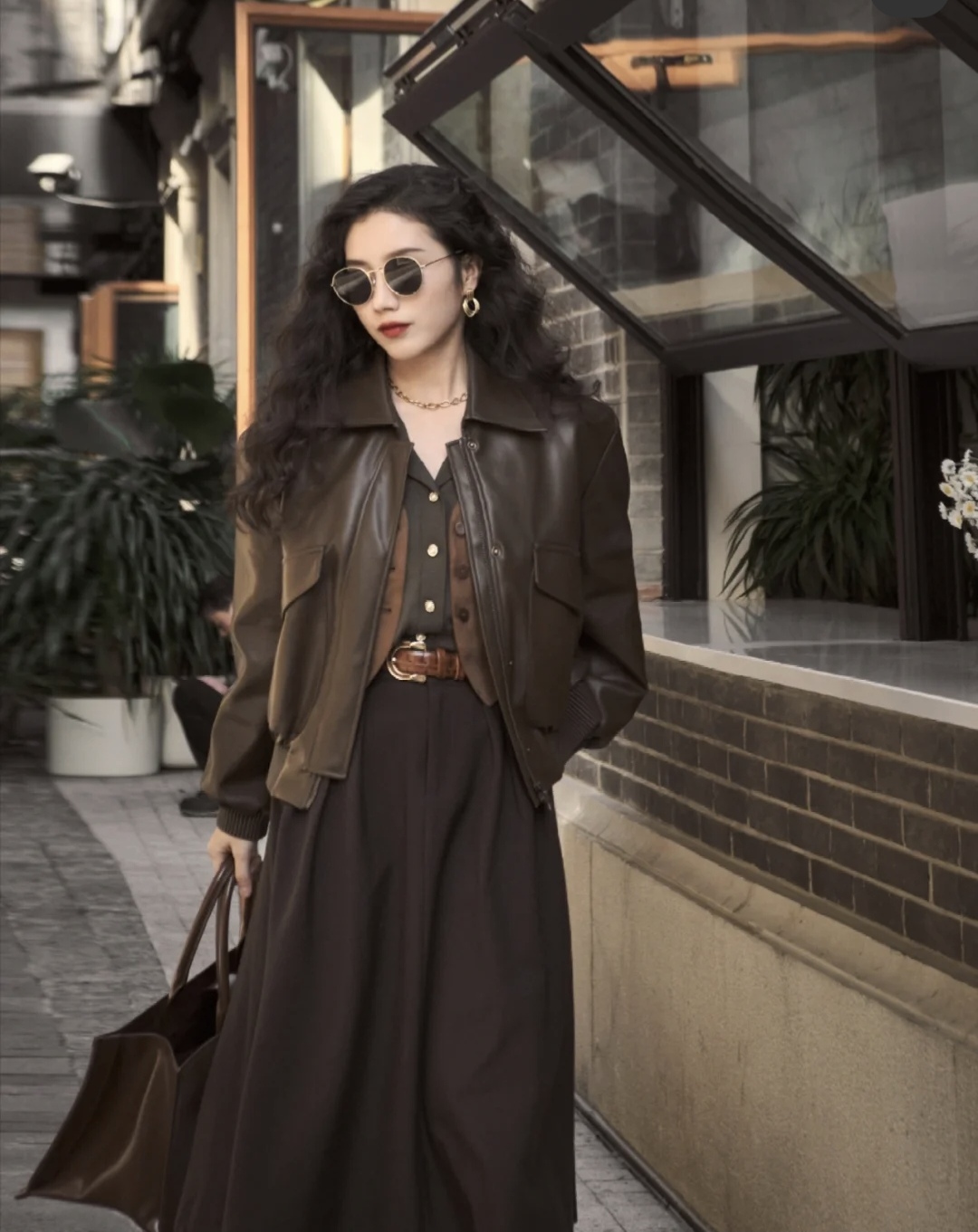 冬季流行鱼尾裙短款羽绒服穿搭,深色羽绒服搭配什么色的半身裙