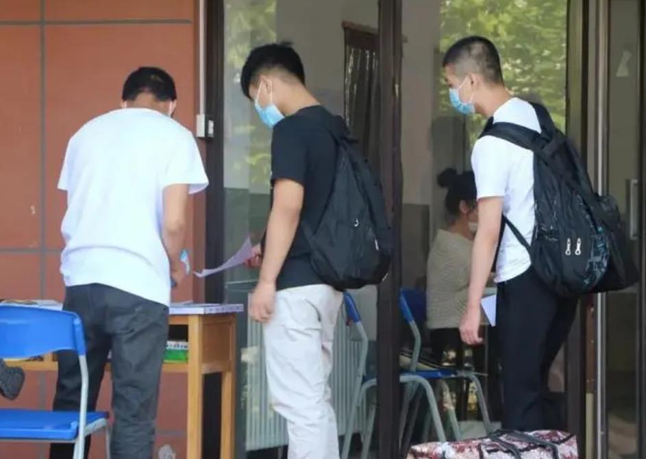 学校饭菜太差家长怎么吐槽,家长吐槽高校让学生住未完工宿舍