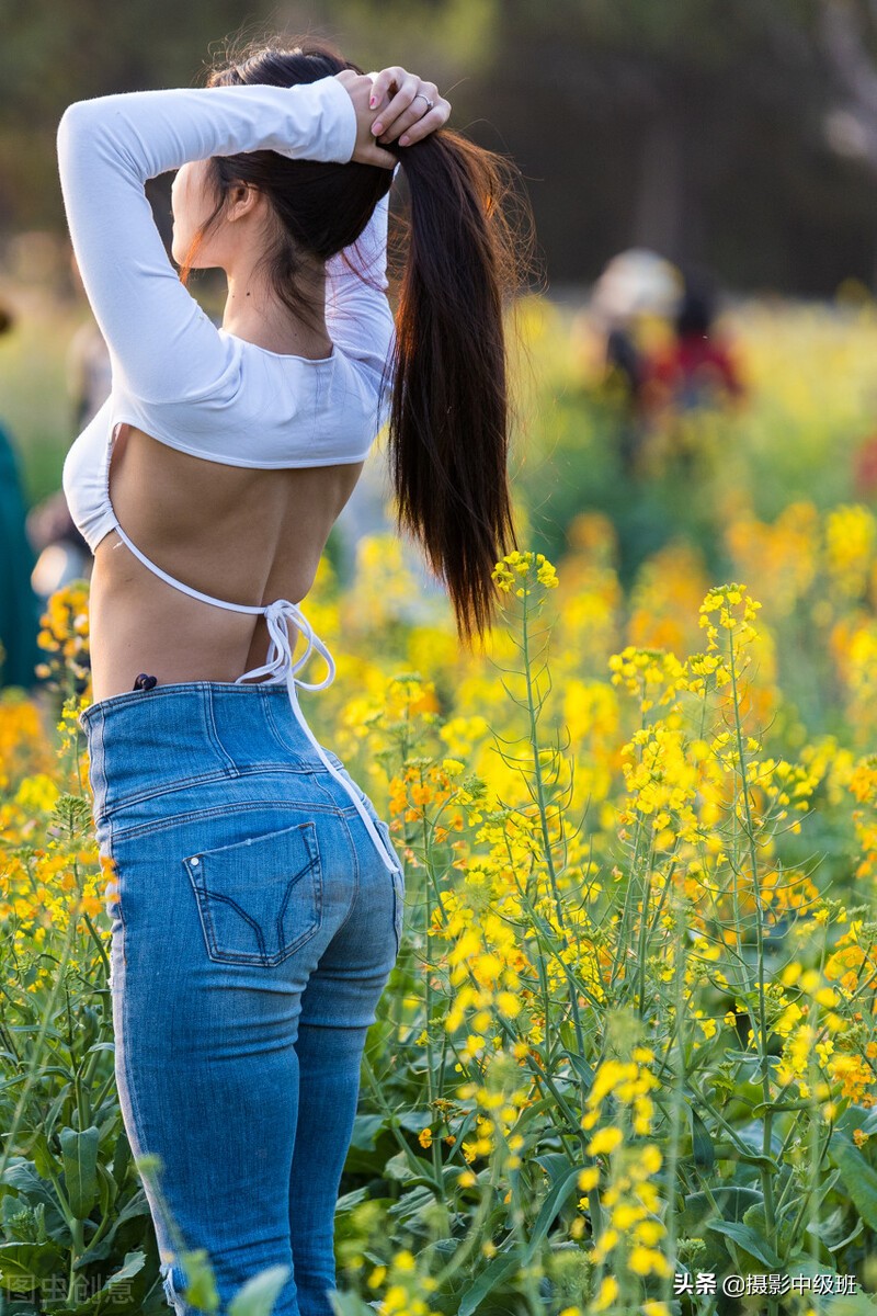 在油菜花里拍照穿什么衣服好看,油菜花人像摄影穿什么颜色的衣服