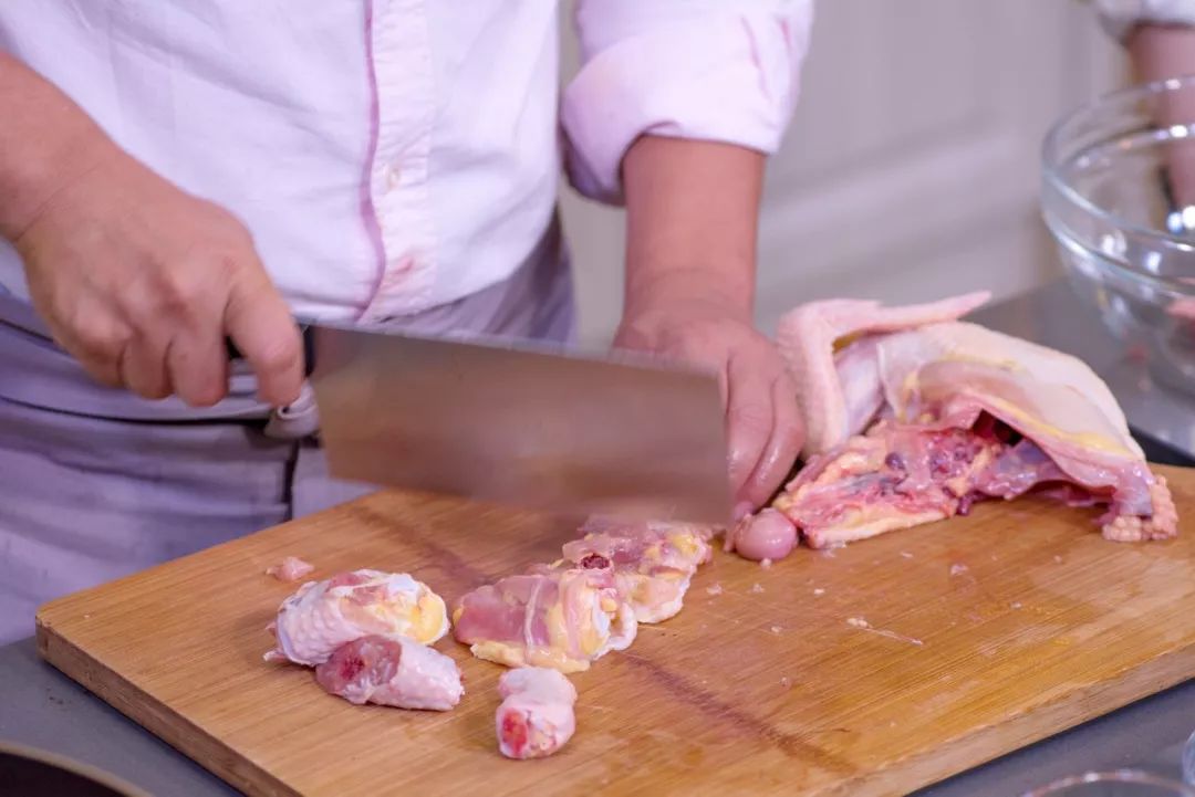 自己在家做黄焖鸡要用高压锅吗,在家不用黄焖鸡料怎么做黄焖鸡