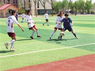 足球女孩向前冲,青少年足球女子联赛