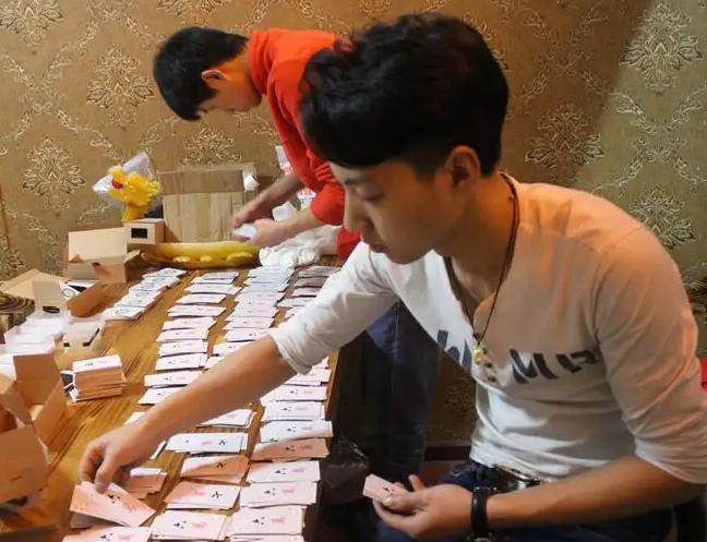 小伙经营麻将馆自己发明纸牌,小伙发明纸牌麻将