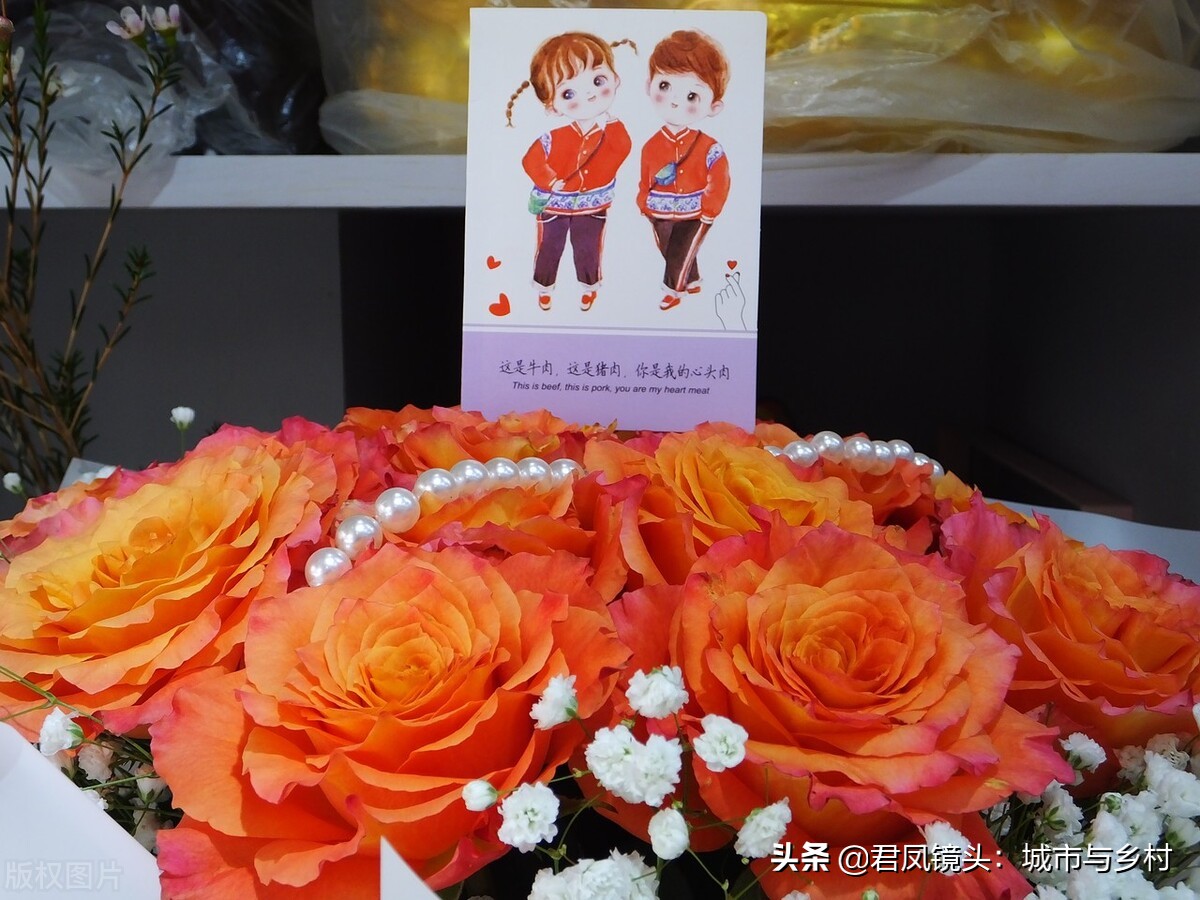 湖北宜昌：情人节，商家为顾客定制的鲜花温馨浪漫，含情脉脉