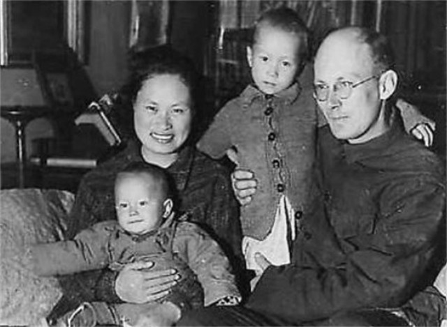 他帮中国抗战，娶中国女学生，回国时，毛主席：给三千美金作路费