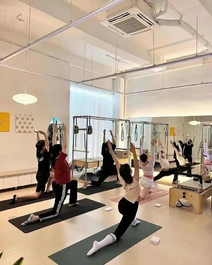 韩国某女子退出比赛，勤奋学习，考上瑜伽资格证