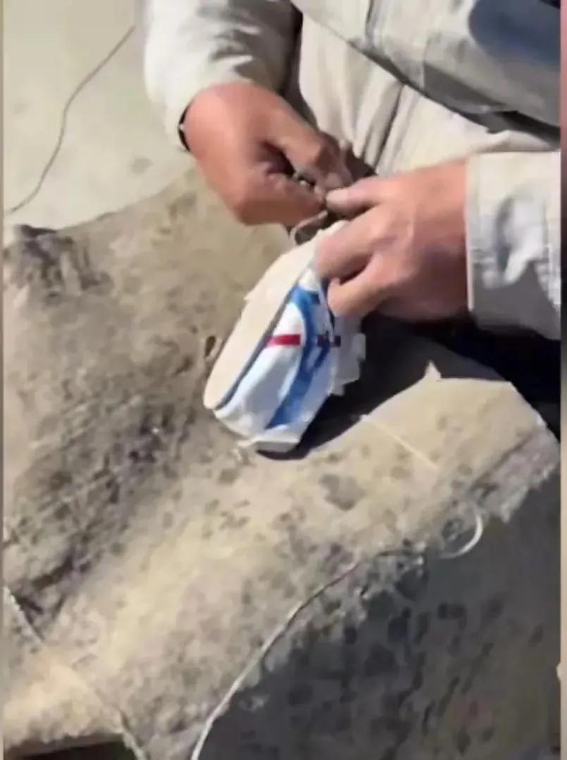 河北：男孩4百元运动鞋磨破集市大爷5块钱修好，商场说修不了