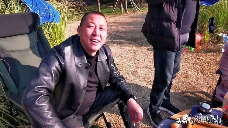 冬泳爱好者低温中畅游泳,泳者无所畏惧