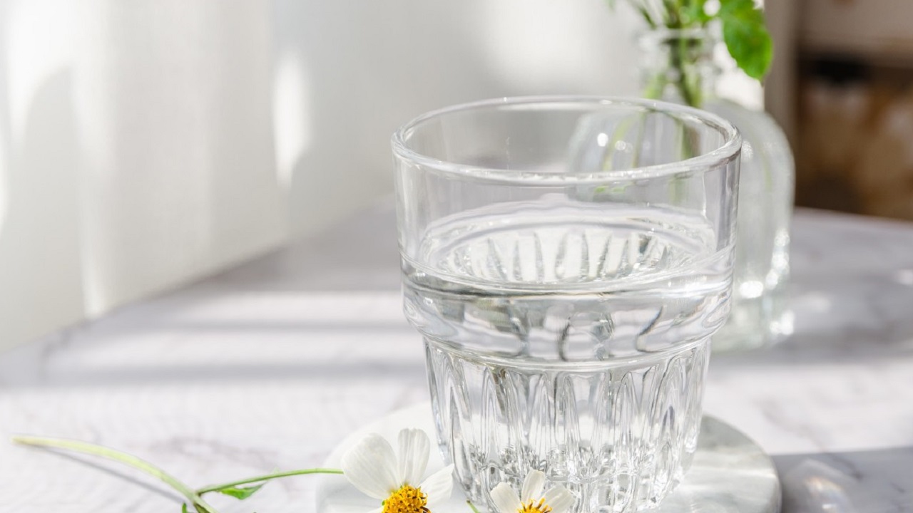 起床喝一大杯水对身体好不好,喝白开水喝多少会加重肾脏负担