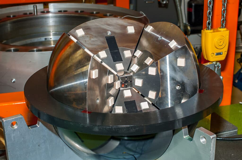 两级金刚石砧如何达到九百万大气压的压力