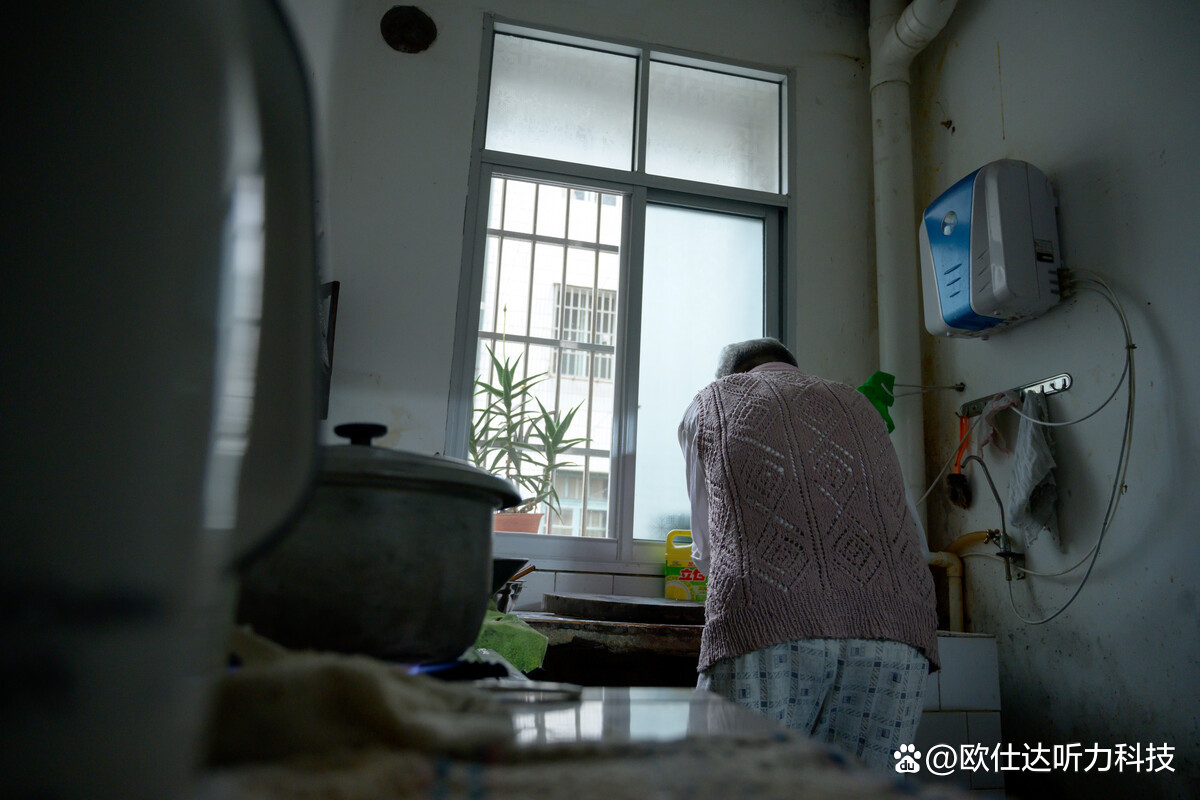 深耳道式助听器戴着堵吗,助听器堵耳效应有什么症状