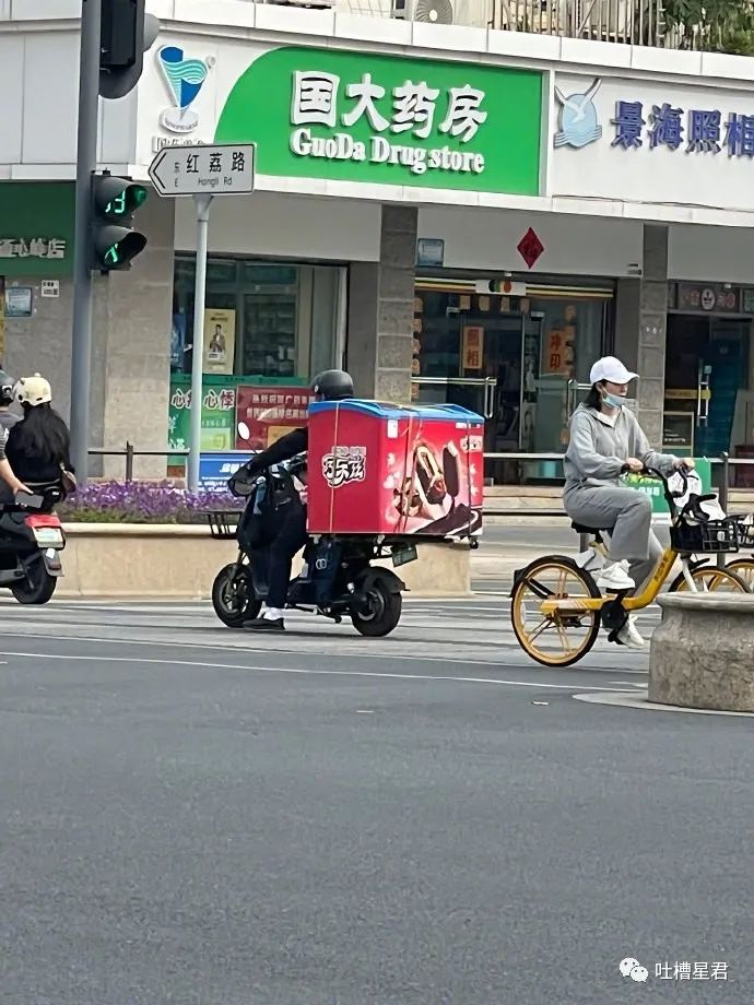 “3W4给女友买战损风上衣...”啊啊啊转身后当场裂开了!