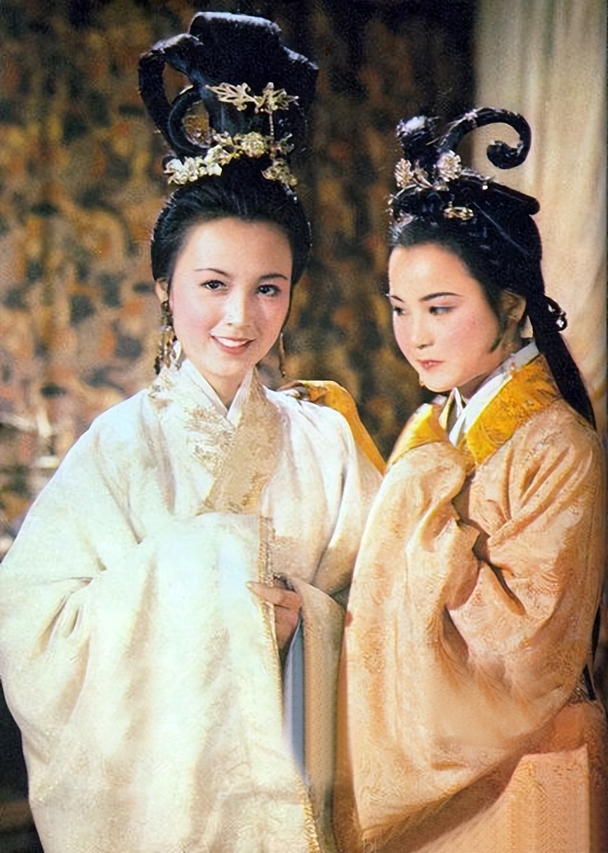 上影节红毯上影厂老演员集体亮相赵静优雅佟瑞欣挺拔于慧风情万种