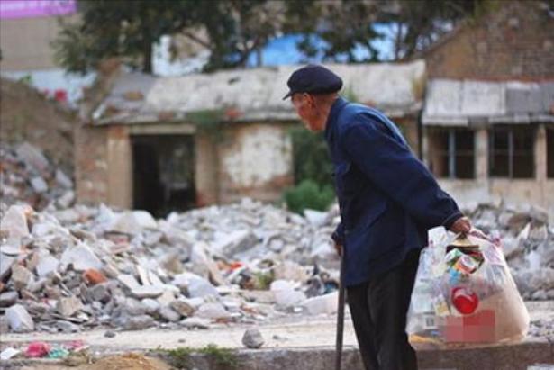 河南老汉捡到弃婴24年后带去旅行,老汉捡废品收养弃婴25年后续