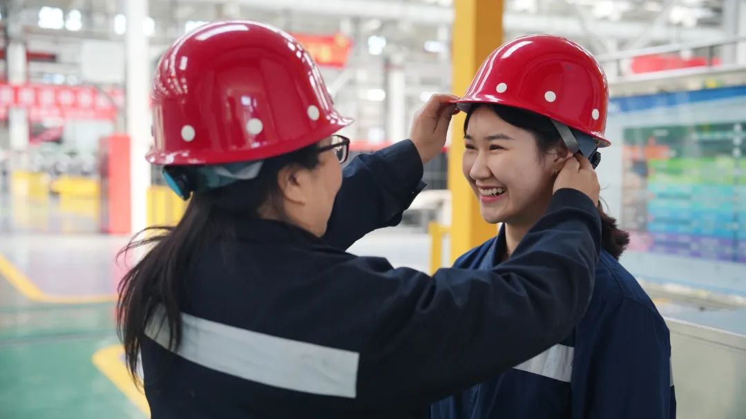 开吊车的女司机很漂亮,开天车女司机