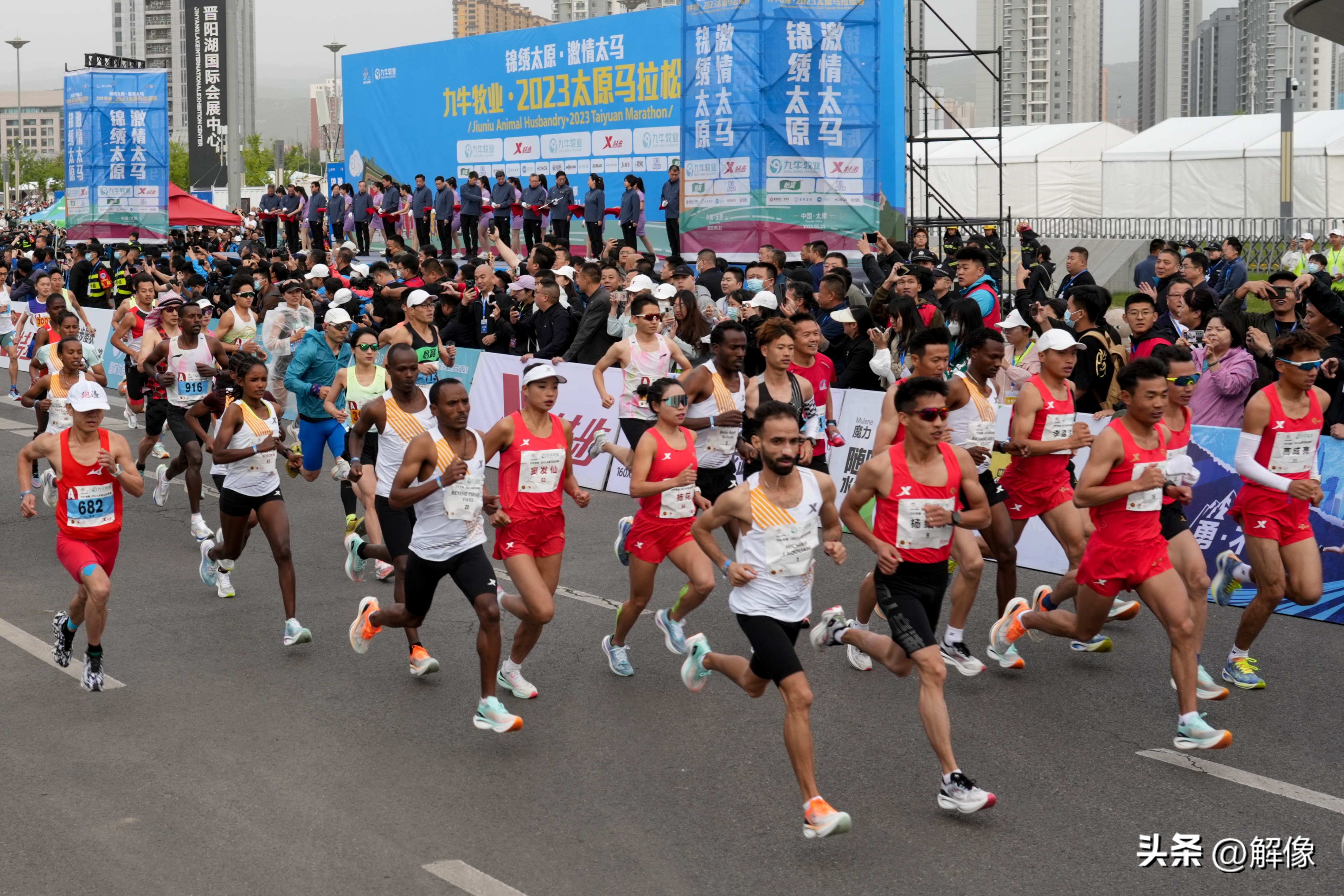 太原马拉松开赛：埃塞俄比亚选手夺冠，杨绍辉打破中国籍赛会纪录