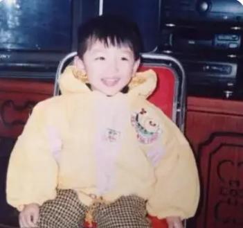 周冬雨妈妈与继父,周冬雨和父母相认