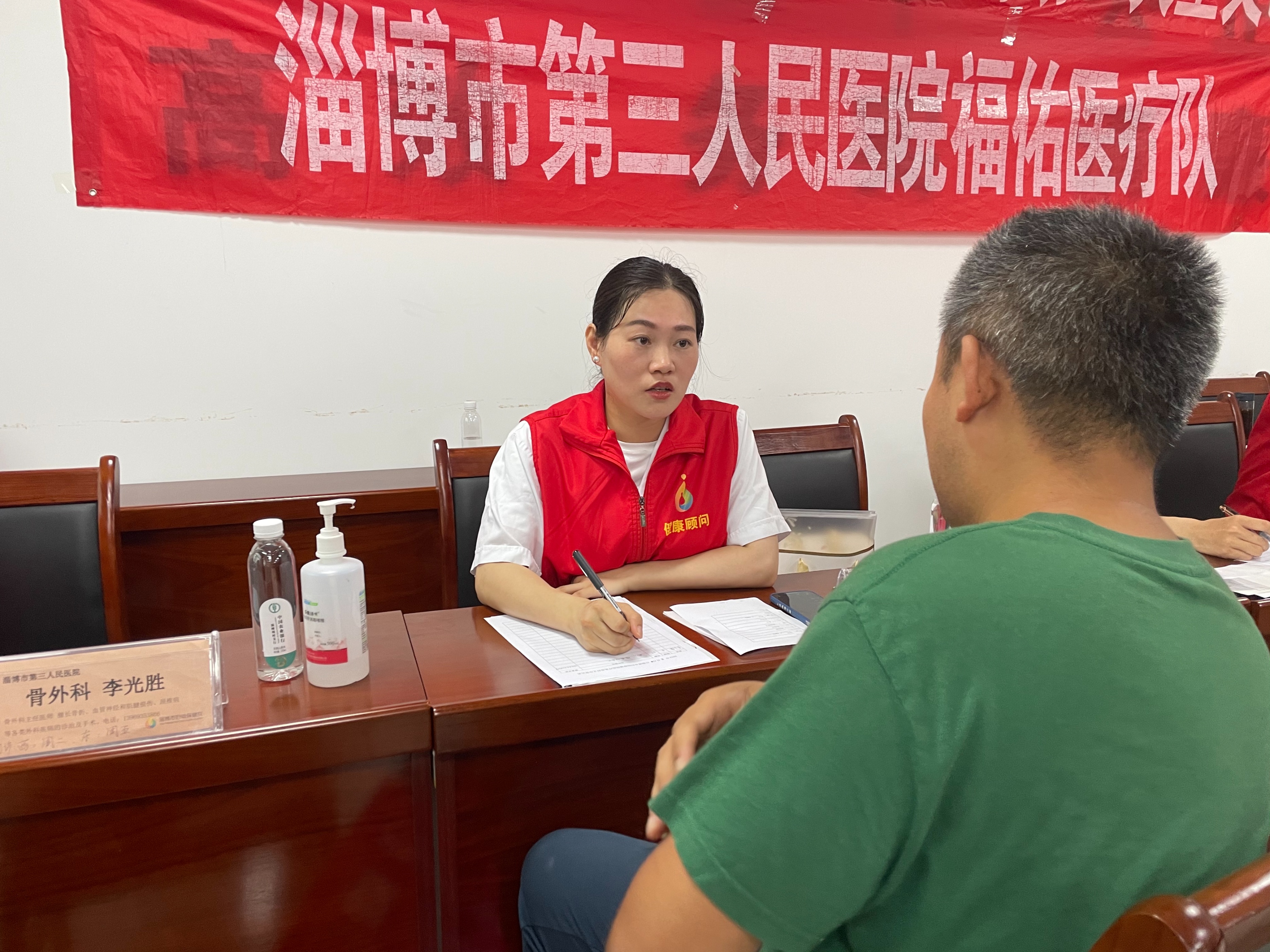 市三院联合宏仁堂“服务百姓健康行动”走进周村公共资源交易中心