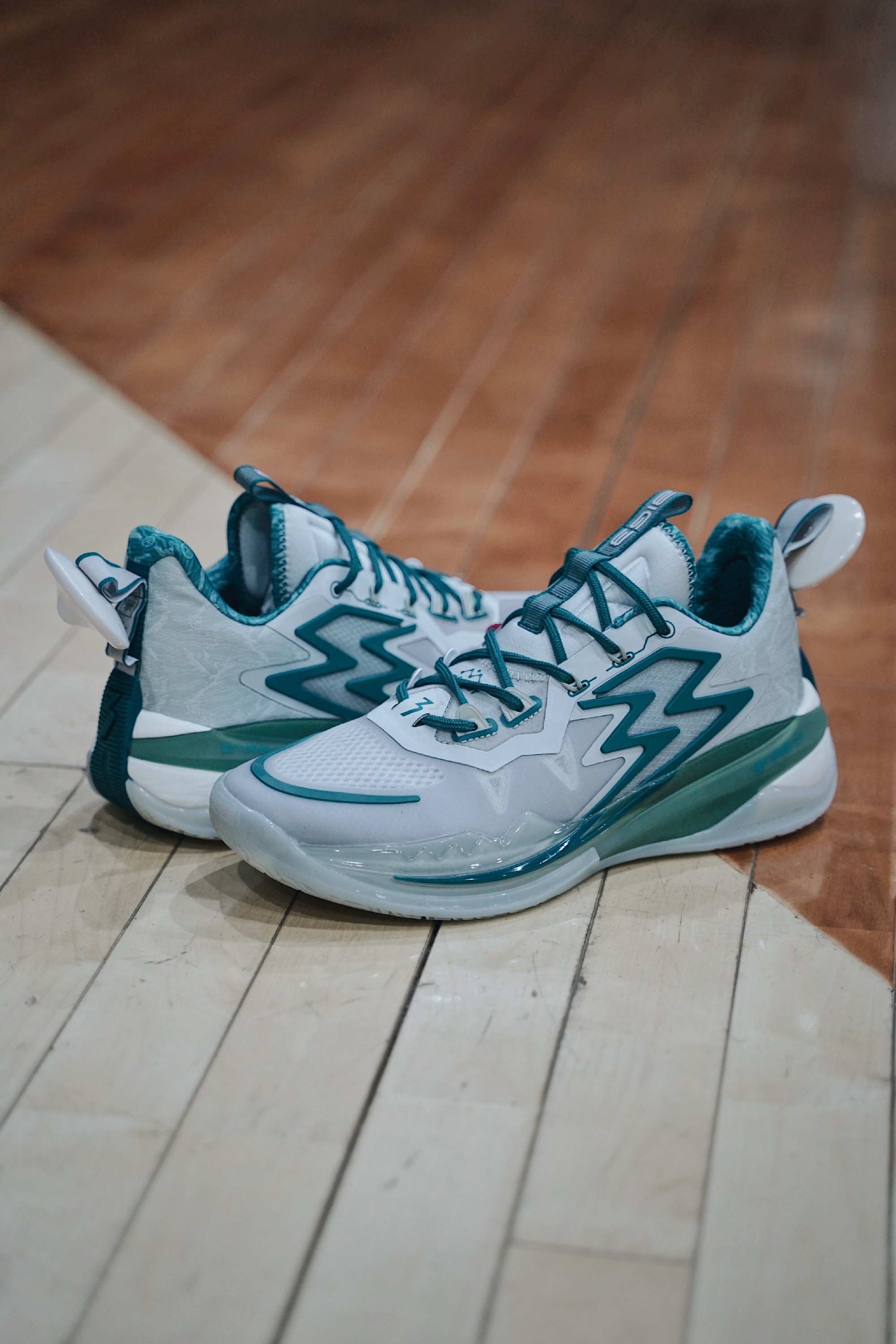 361度跟安踏哪个鞋比较好,361安踏板鞋