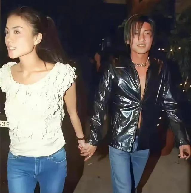 谢霆锋和王菲高调秀恩爱,王菲谢霆锋机场秀恩爱视频