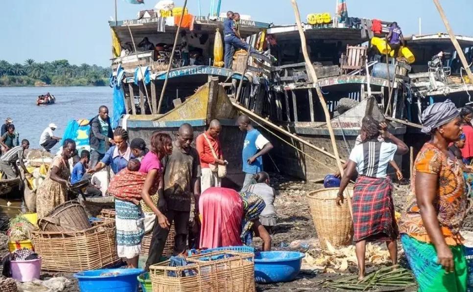 穷国地狱之船！无水无电无厕所，2000人挤爆还在上面生孩子