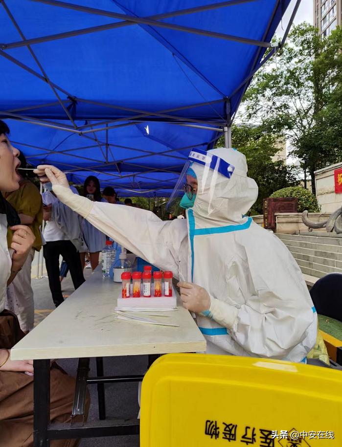 核酸采样员温暖时刻,当核酸检测遇上父亲