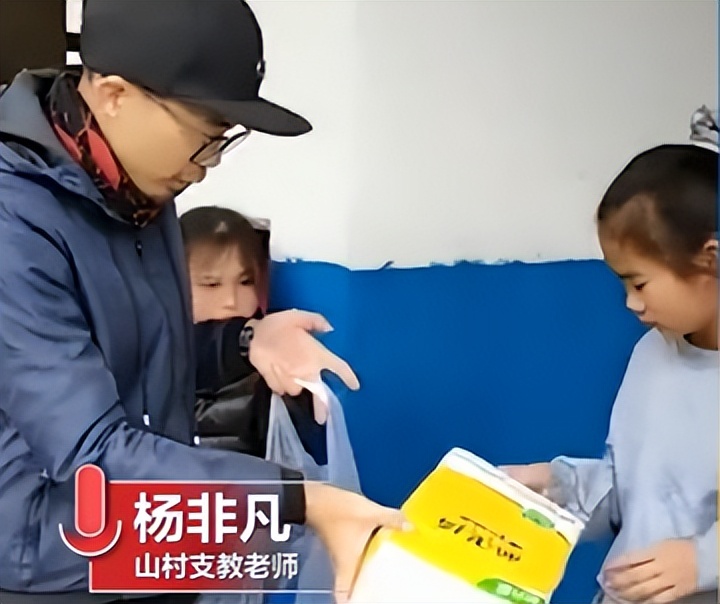 被骂上热搜的“卫生巾”，月经羞耻吗？怎么来个例假就羞耻了呢