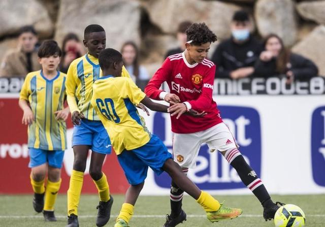 7-1大胜！迷你罗世界波破门，助曼联U12连胜，C罗与儿子成对比