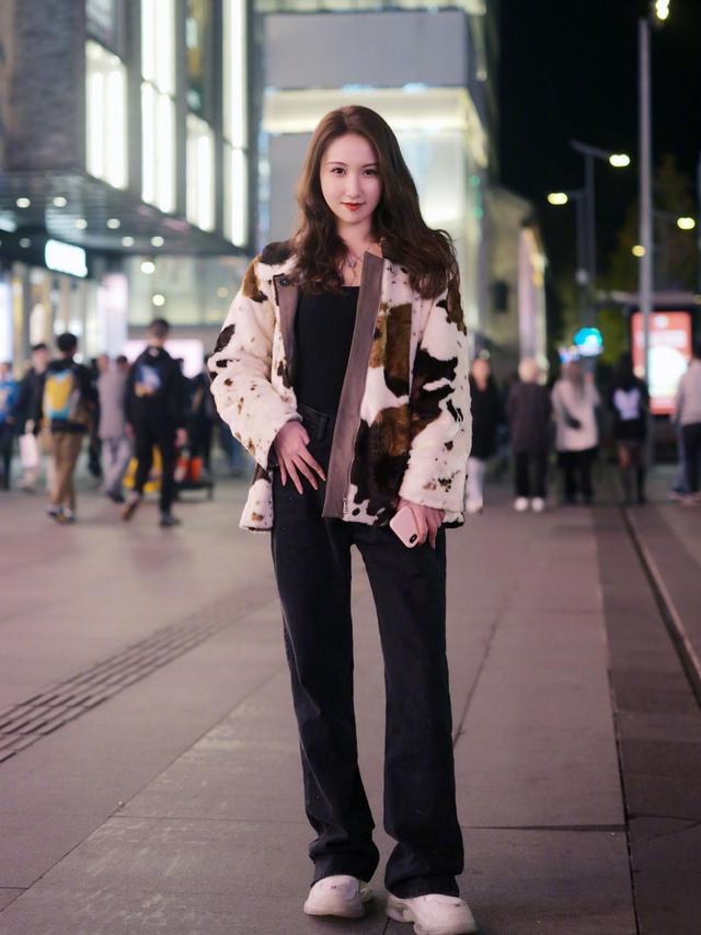 穿来穿去还是板鞋舒服,穿来穿去还是黑裤子最百搭