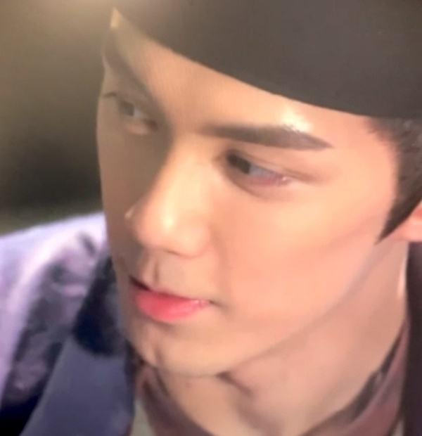 有美人尖下巴的明星,下巴不尖但很平的明星