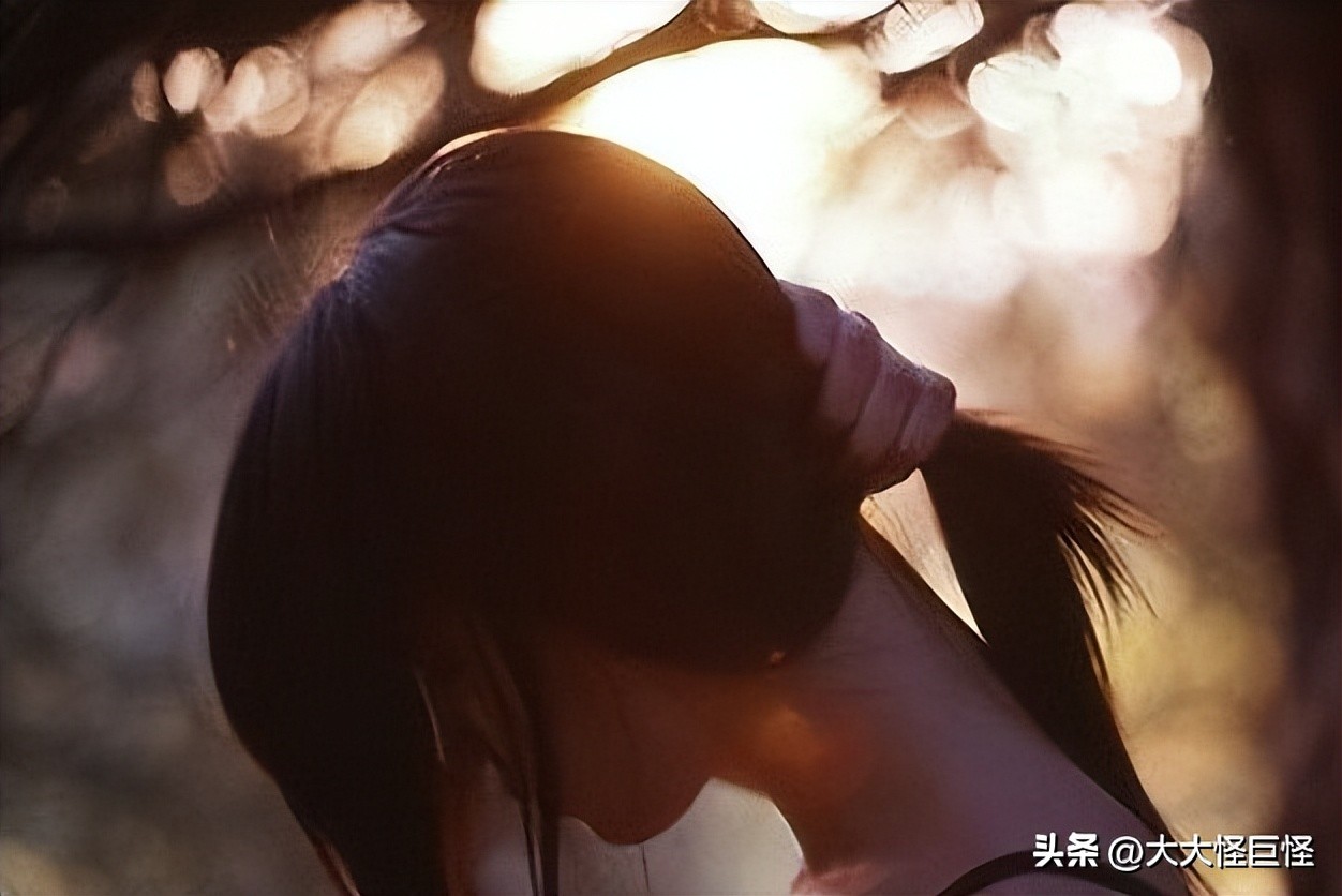 13岁女孩被班主任性侵后，因一本侦探小说，找到“自救”之路