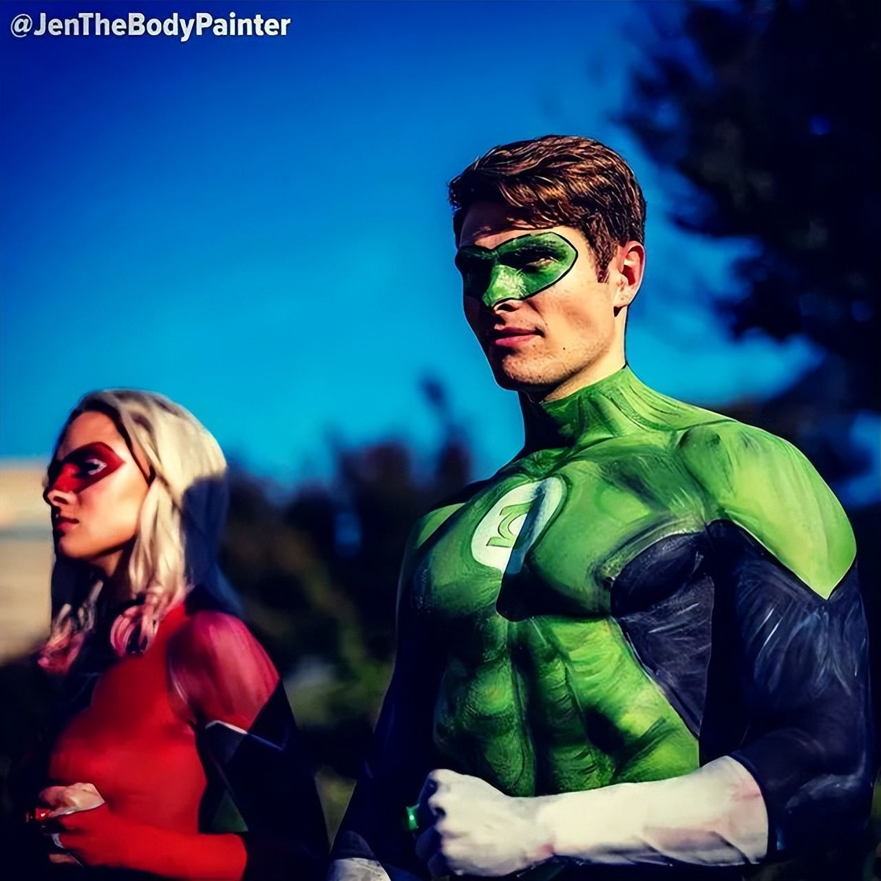 美女们一丝不挂就出门了，竟无人看出这是画的，网友：行为艺术吧