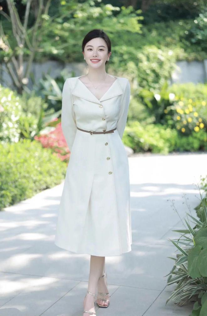 中年女性怎么穿的减龄又有职业感,中年女人减龄的穿搭