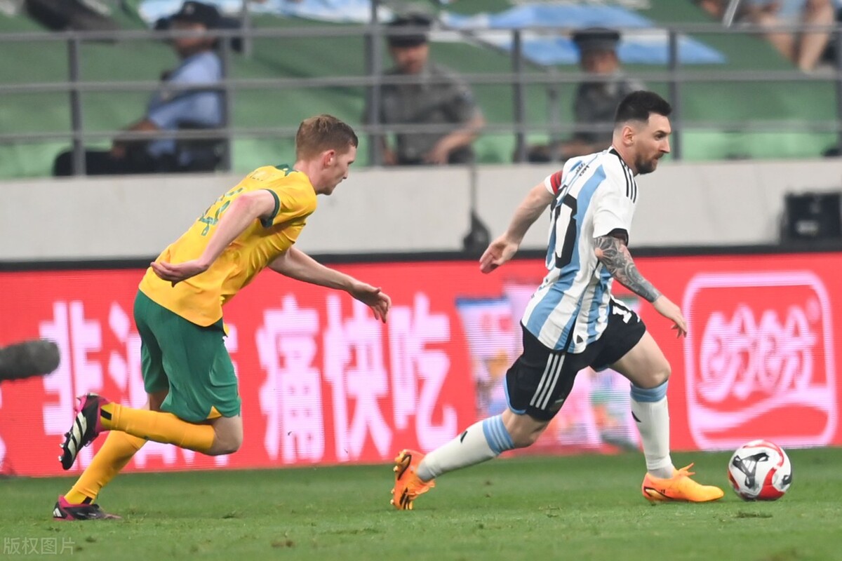 这次在梅西的球赛上出现的疯狂少年