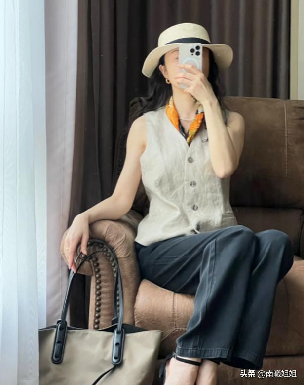 等你到了五六十岁，尽量不要穿花裙、老年衫，换成这样打扮更时尚