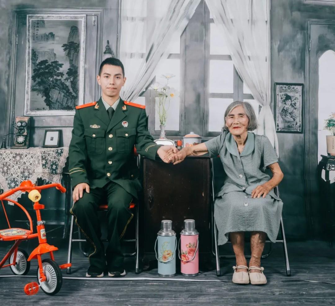 24岁小伙与85岁老奶奶婚纱照,江西24岁小伙与85岁老太婚纱照