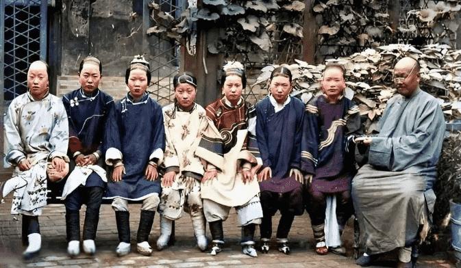 日军罪行照片：攻陷香港后兽性毕露，当场轮番侵犯新婚女明星