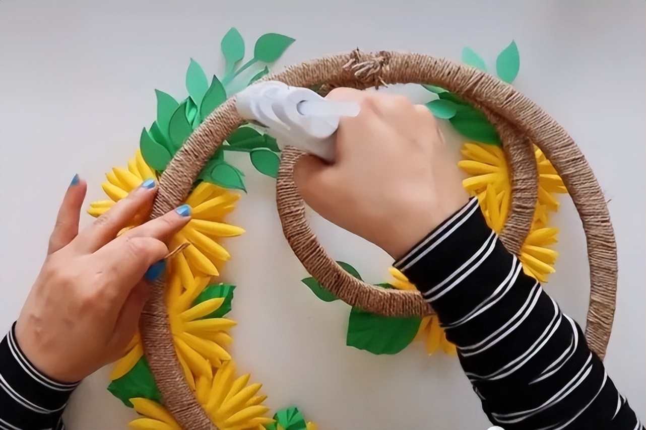 一款适合挂墙上的向日葵纸花