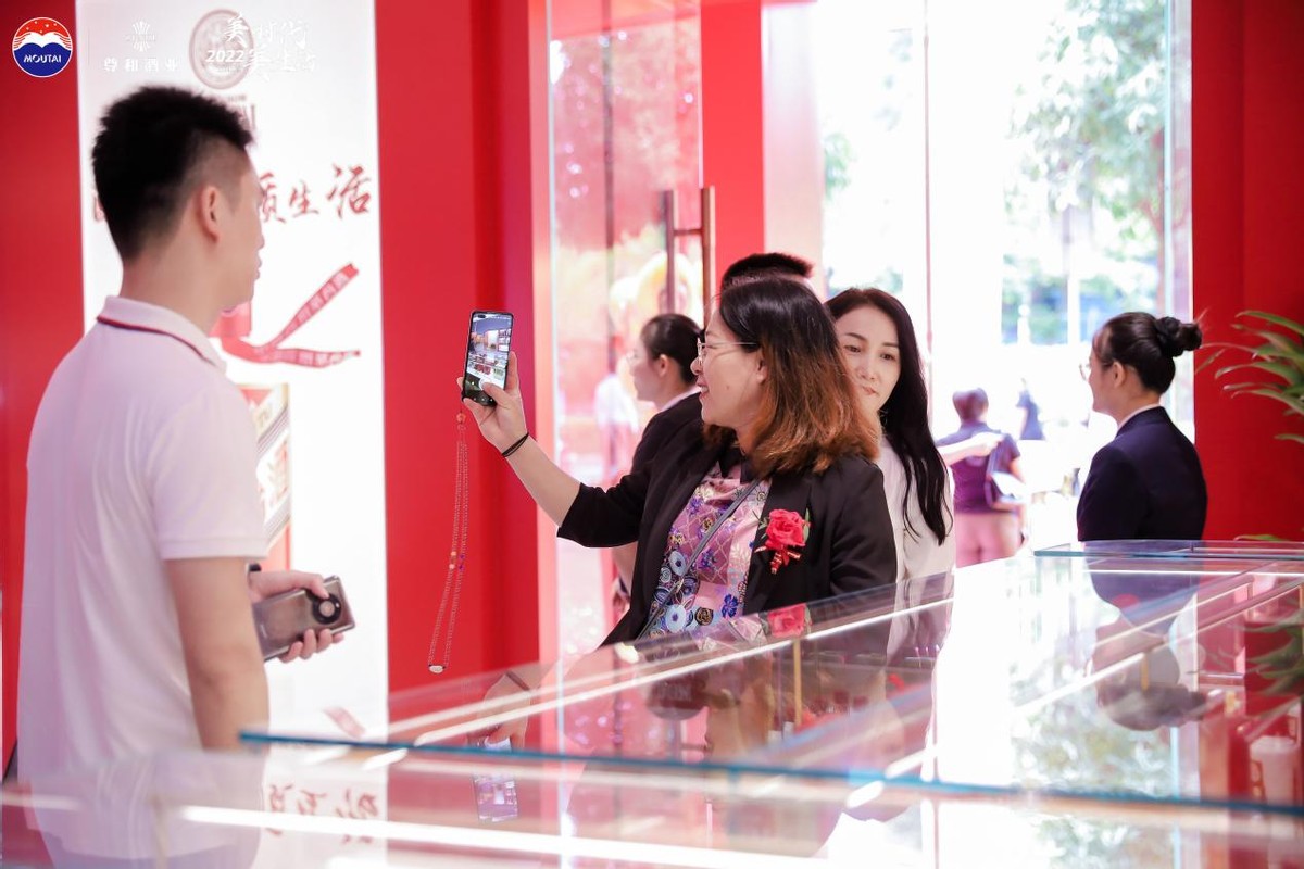 三店齐开重磅开业,贵州第三代茅台专卖店统一开业