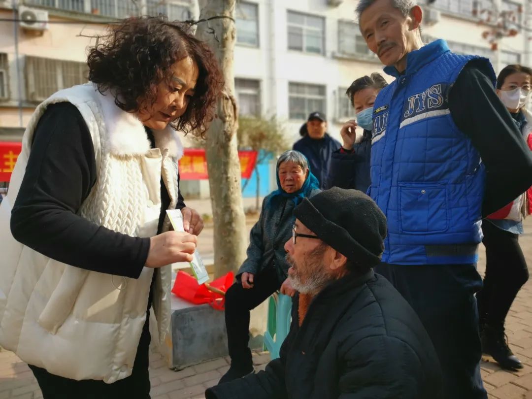 蒙阴街道新华社区:弘扬雷锋精神,服务居民群众