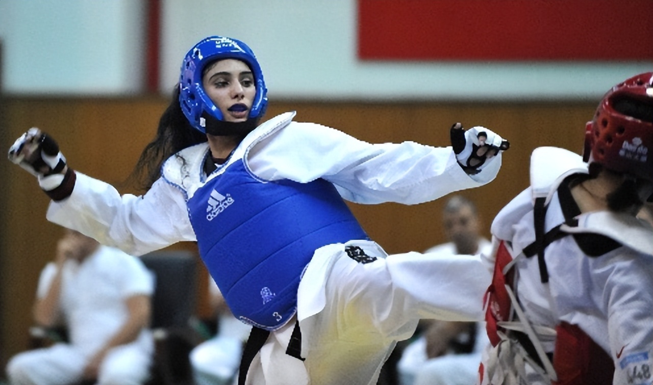 迪拜最漂亮公主长大后,迪拜最美公主戴黄金