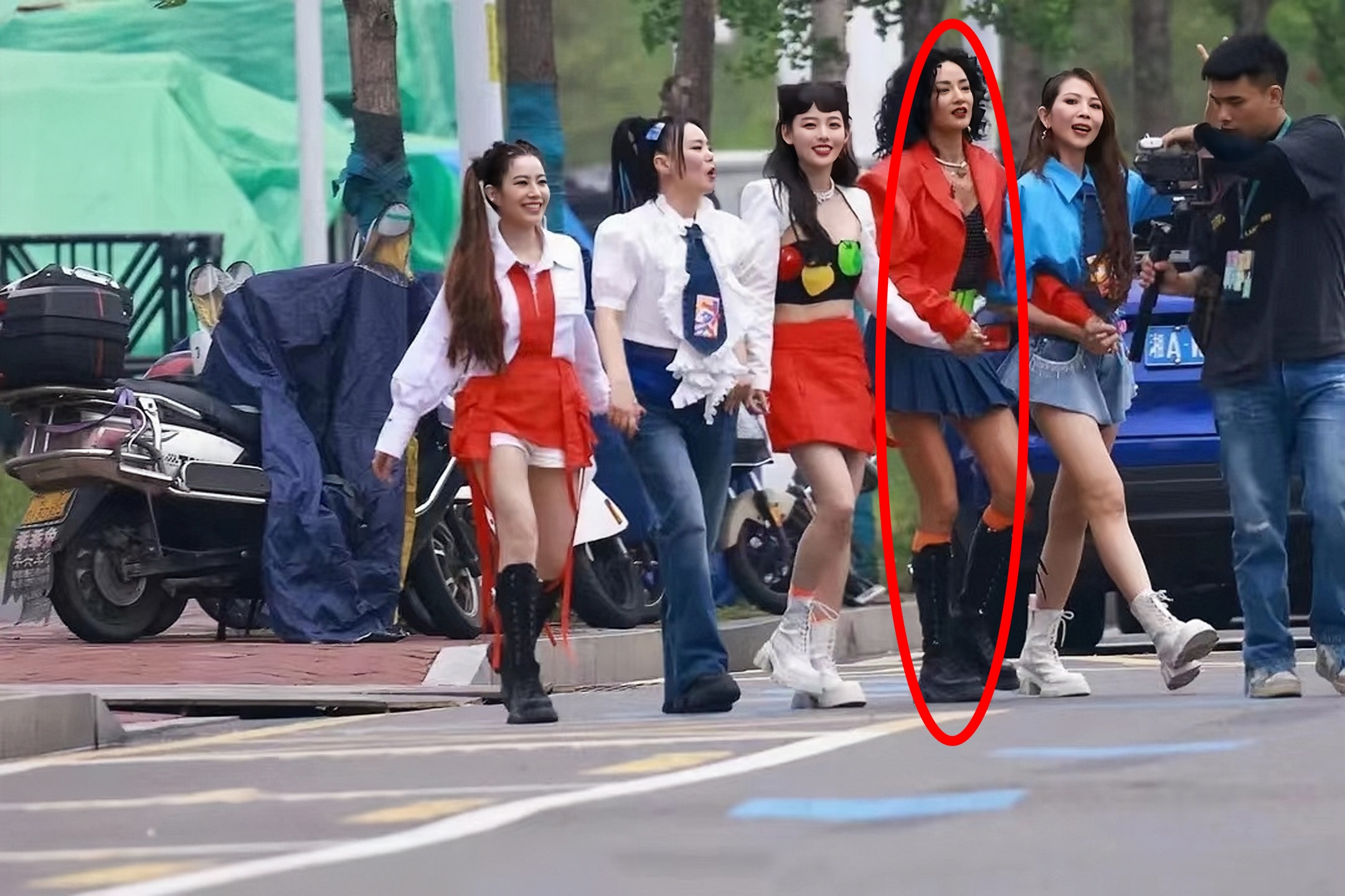 年轻时的瞿颖又飒又漂亮,52岁的瞿颖走秀惊艳全场美丽酷飒