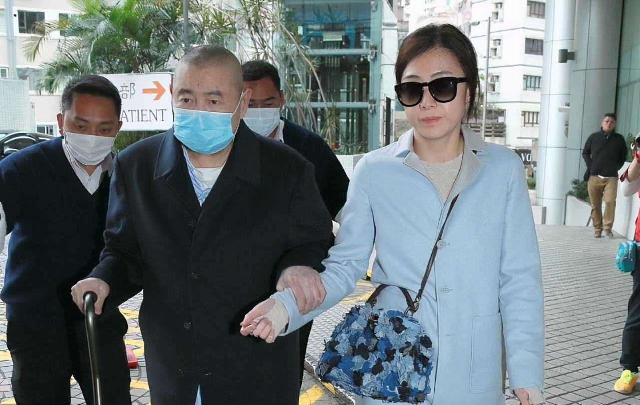 她是香港铜锣湾“主人”，一年光租金就25亿，家族是TVB前东家