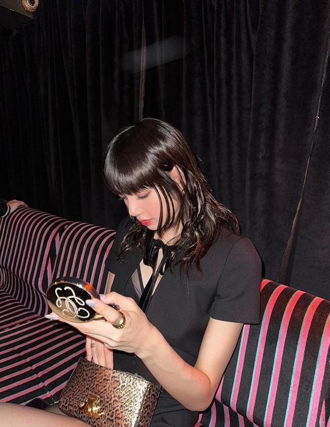 Lisa巴黎看秀时拿着「这件小物」，粉丝笑称：人间CELINE变心了！