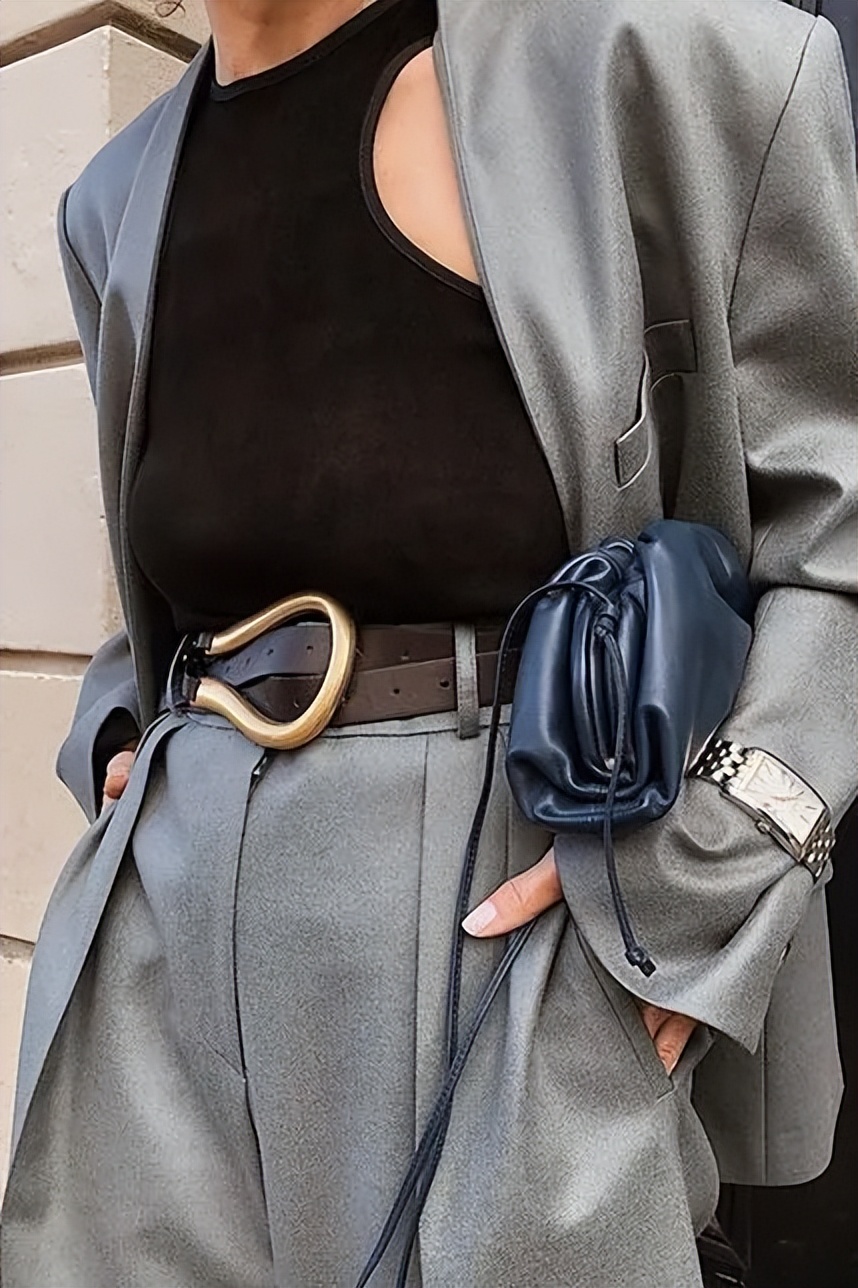 灰色和深灰哪个更适合年轻人穿,暖灰色系搭配灰白满满的高级感