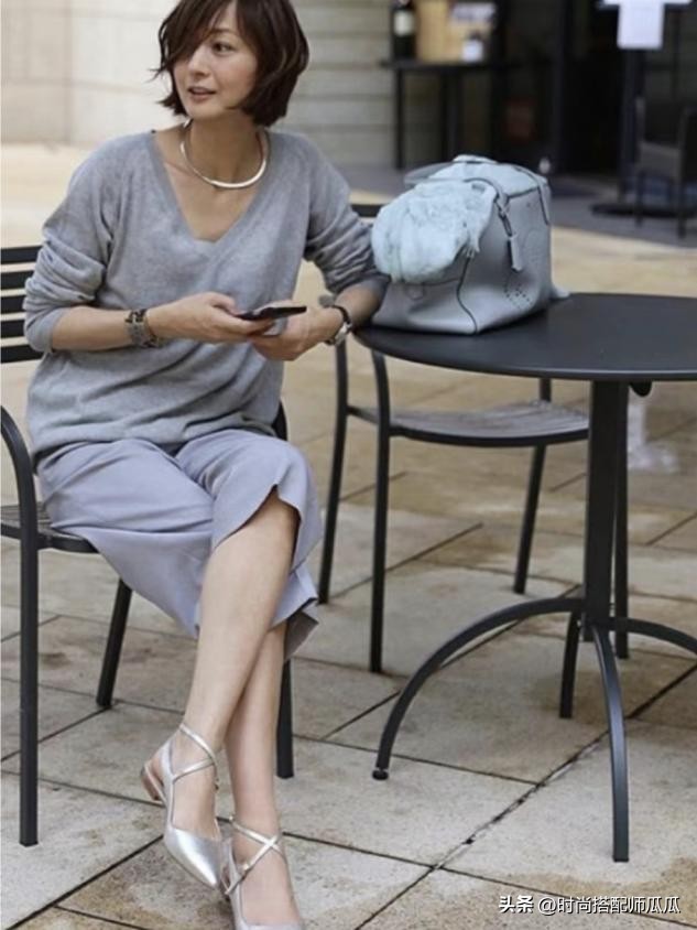 皮肤灰的女生穿什么显白,黑白灰女生穿什么颜色好看