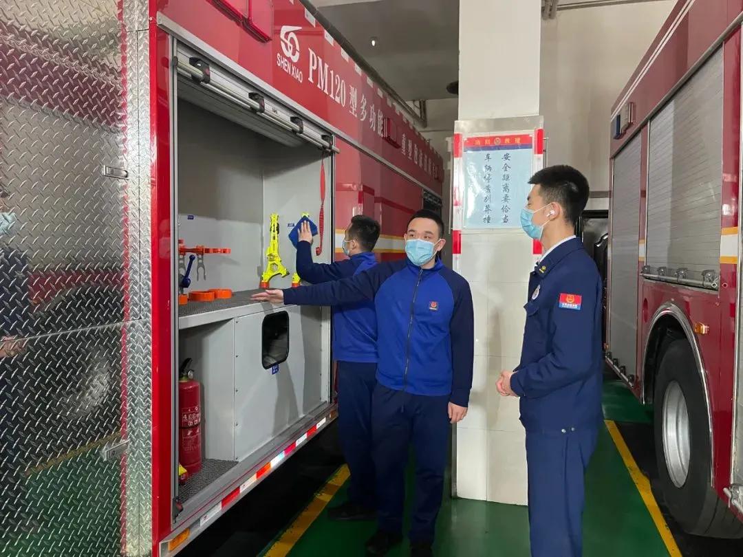 消防春节不打烊坚守一线保平安,消防员春节我在岗守护万家灯火