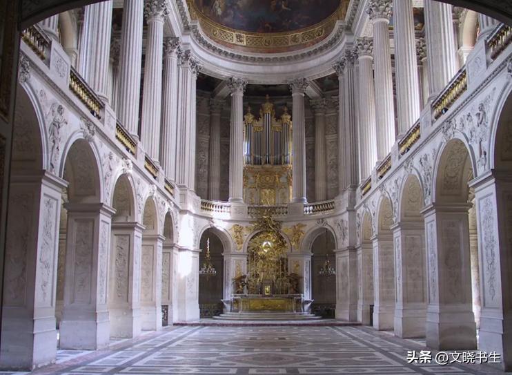 在哥达王朝时期的建筑中,哪些特征体现了该时期独特的空间构成