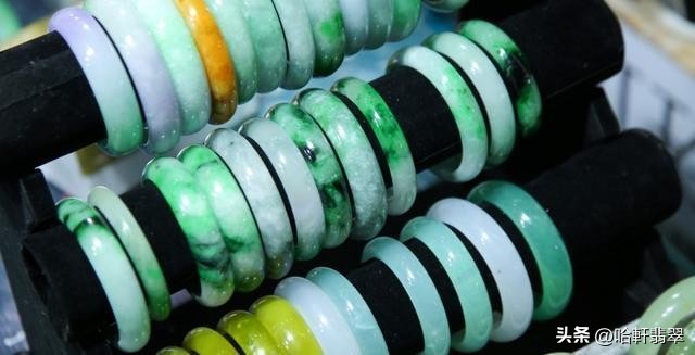 直播间翡翠手镯和实物对比差距,200元批发翡翠手镯