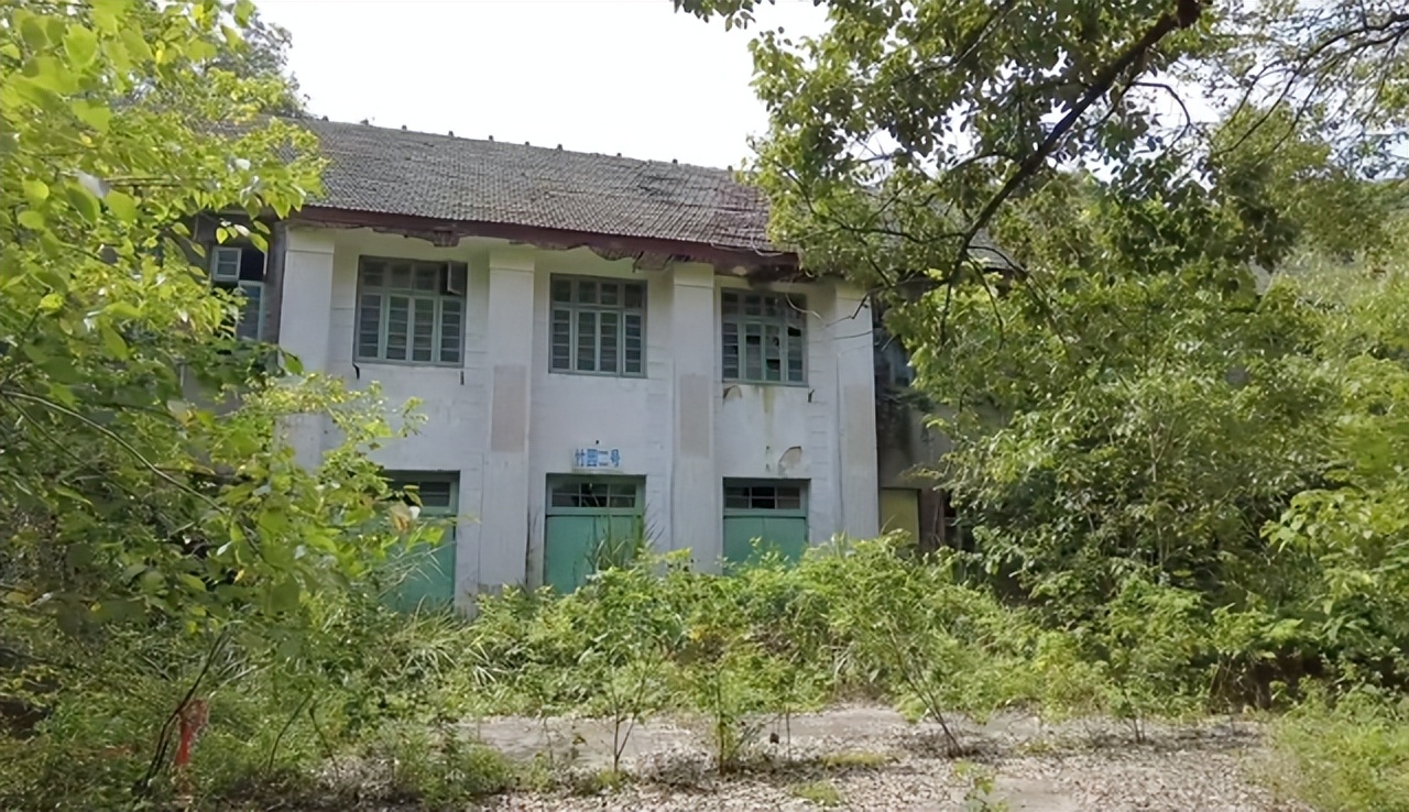 北碚这所中专校园荒废了13年还保留完好；30多年前比大学还吃香